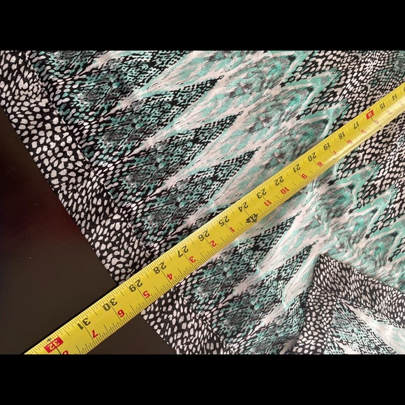 Flowing Cold Shoulder Top - Picture 6 of 8